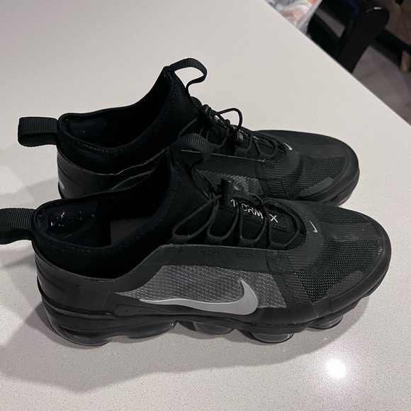 Nike VAPORMAX women’s size 7.5 Black - Picture 3 of 4